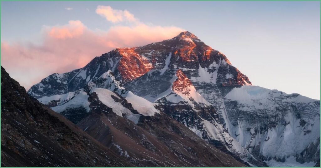 Everest blizzard traps nearly 1,000 on Tibetan slope rescue teams mobilize to evacuate stranded climbers