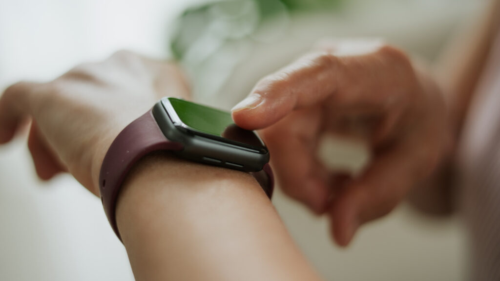 Smartwatch Owners Must Address Hidden Battery, Privacy Risks