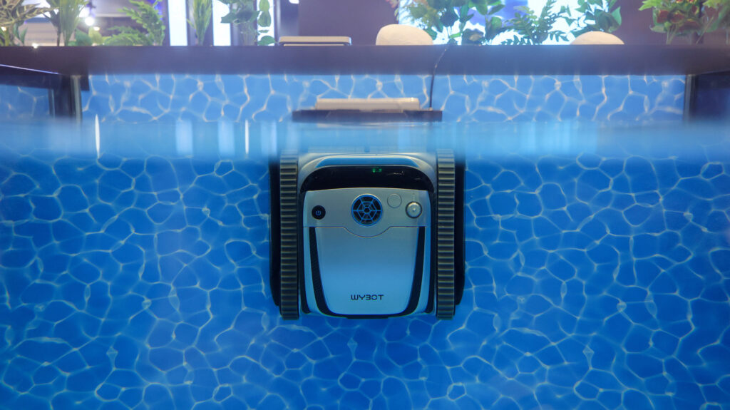3 Things To Consider Before Buying A Robotic Pool Vacuum