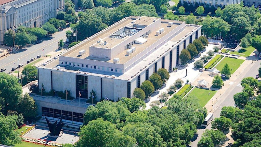 Smithsonian Faces Trump Scrutiny Over Woke Museum Displays