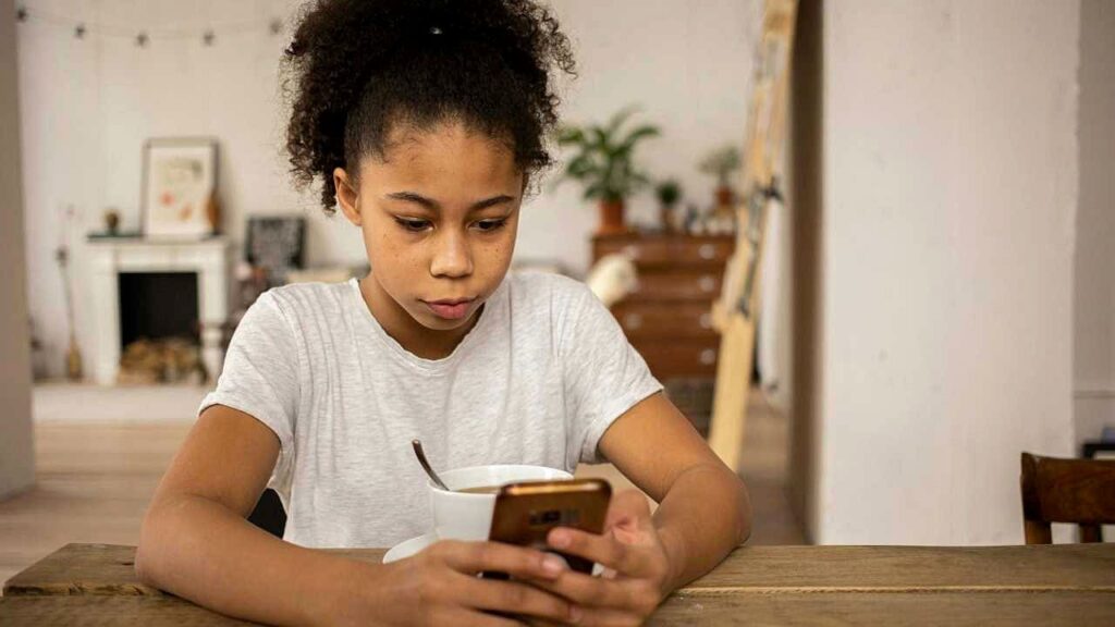 Chicago Activist Warns Smartphones Threaten Kids, Parents Must Act