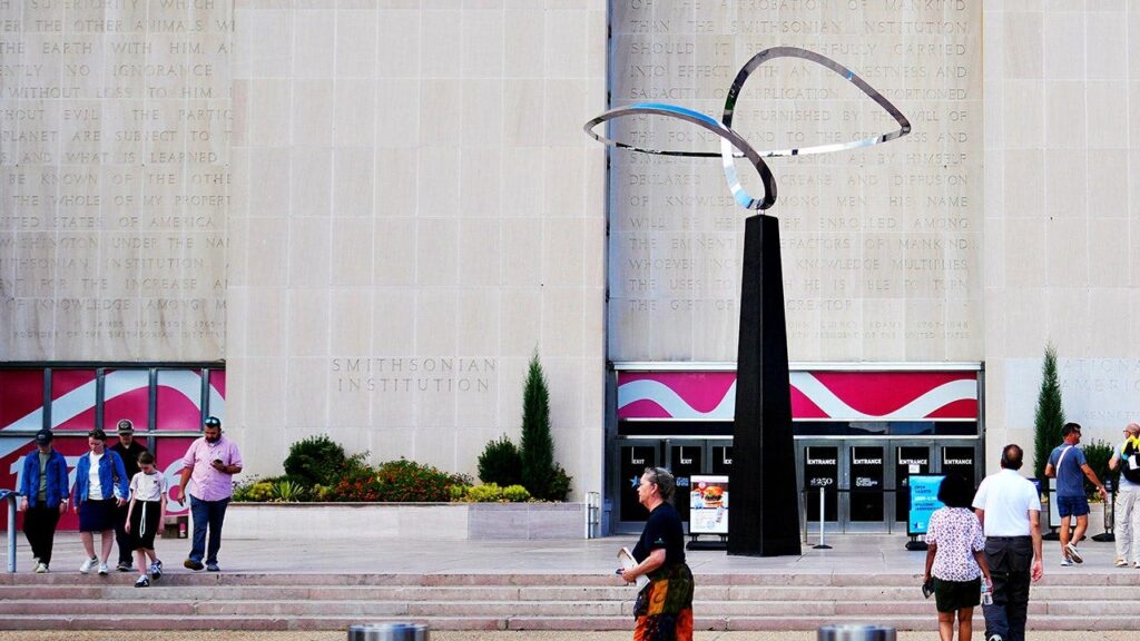 Trump Demands Smithsonian Replace Modernist Sculpture With Washington Statue
