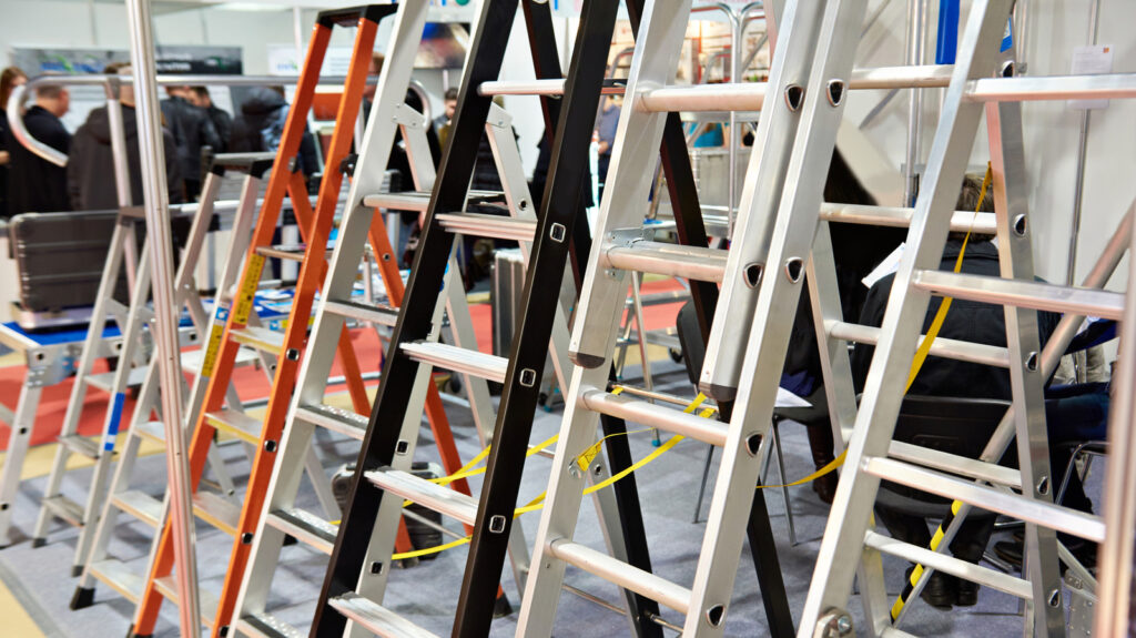 Fiberglass Vs Aluminum Ladders, Choose Safely For Electrical Work