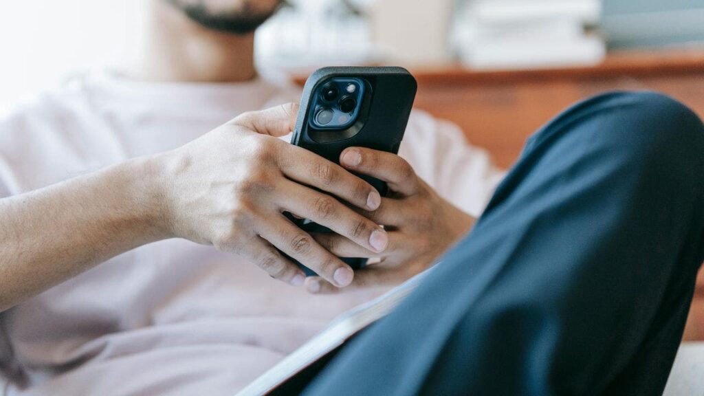 Researchers Uncover Stealthier iPhone Spyware Stealing Passwords, Photos